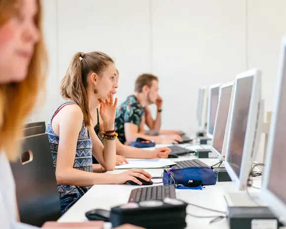 Studierende im Computerpool an der Universität Erfurt