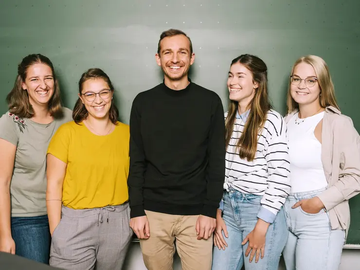 Studierende Uni Erfurt vor der Tafel