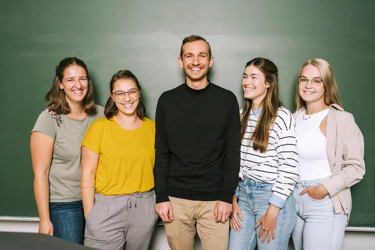 Studierende Uni Erfurt vor der Tafel