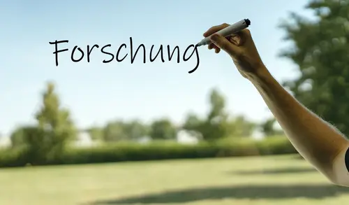 Bild Glasscheibe mit dem Wort Forschung