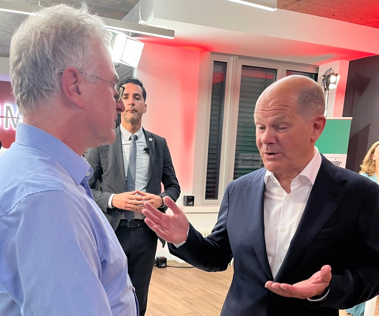 Bundeskanzler Olaf Scholz und Prof. Dr. Dr. Patrick Rössler