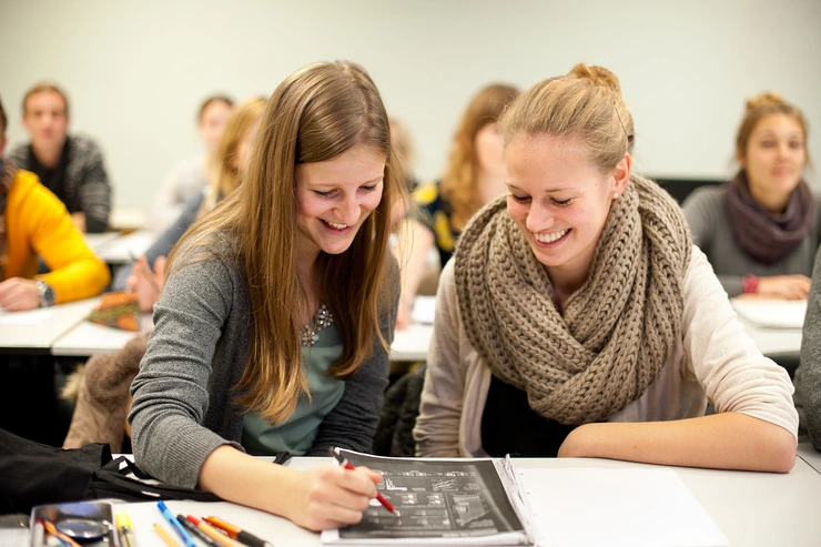 Studentinnen im Seminarraum