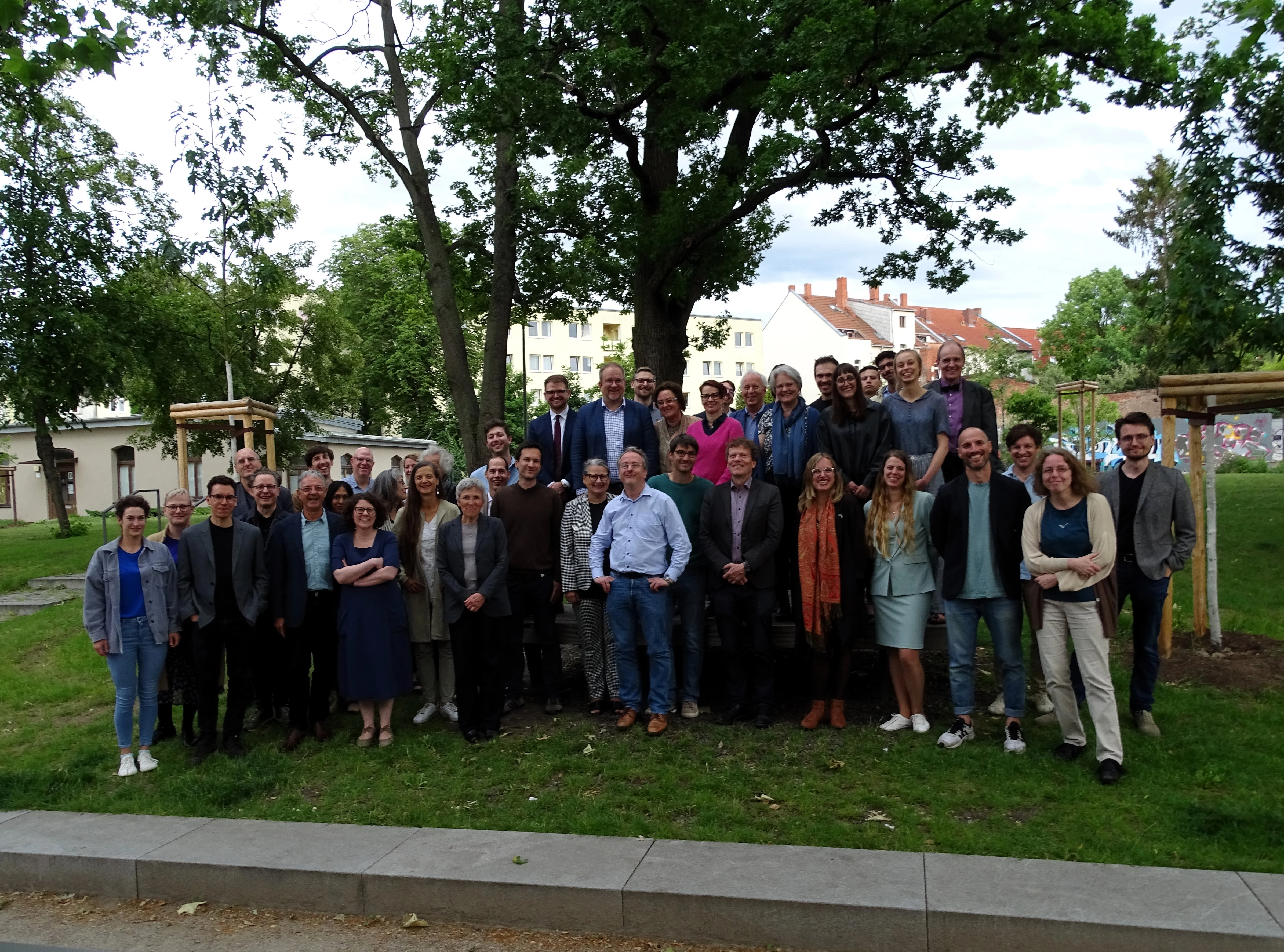 Gruppenfoto der Mitglieder des Max-Weber-Kollegs beim Sommerfest im Juni 2024.