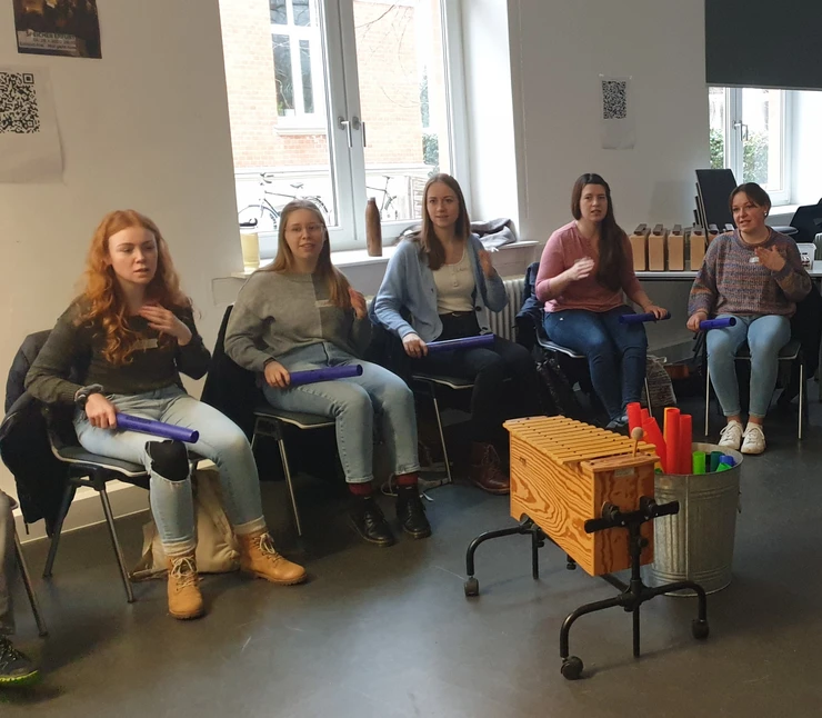 Studierende musizieren mit Boomwhackers