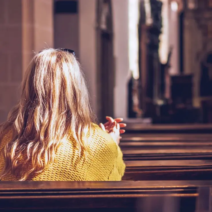 Studentin in der Kirche