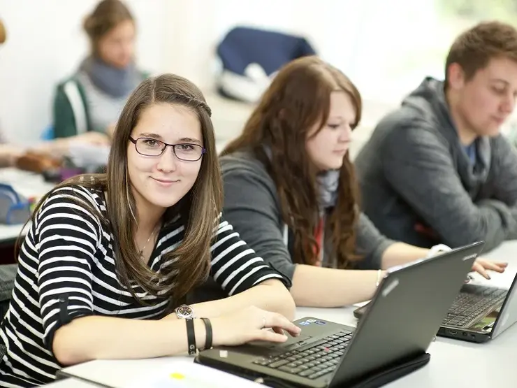 Studierende arbeiten mit Laptops, Universität Erfurt