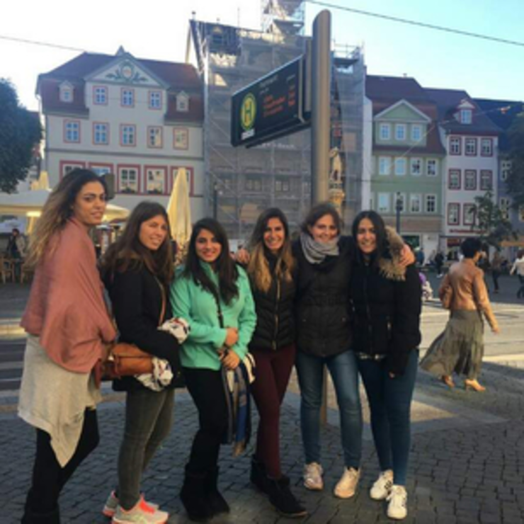 Eine Gruppe von Frauen an der Straßenbahn-Haltestelle