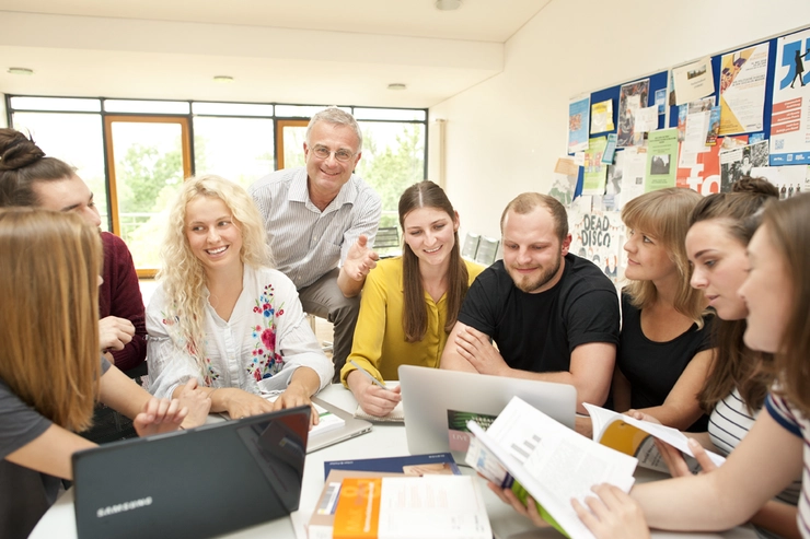 Studierende mit Professor Kommunikationswissenschaft