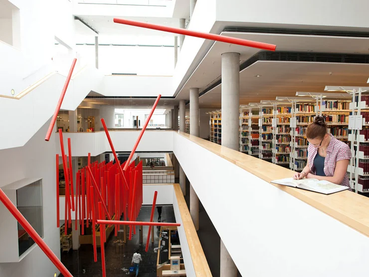 Eine Studentin in der Universitätsbibliothek der Universität Erfurt