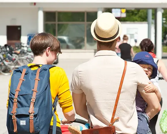 Studierende Eltern mit Kind auf dem Campus der Universität Erfurt