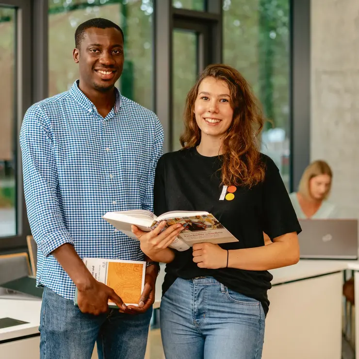 Zwei Studierende mit Büchern