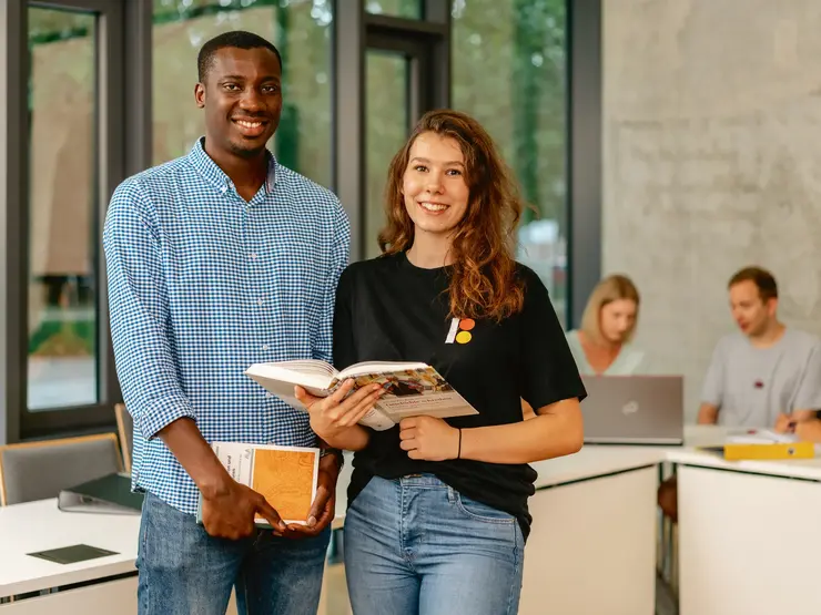 Zwei Studierende mit Büchern