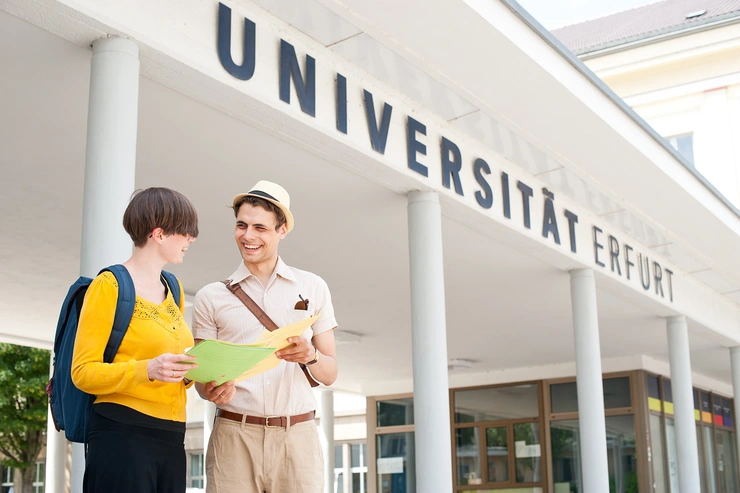 Studierende am Portikus