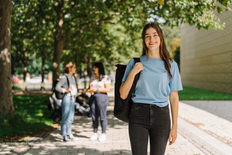 Studentin mit Rucksack vor KIZ