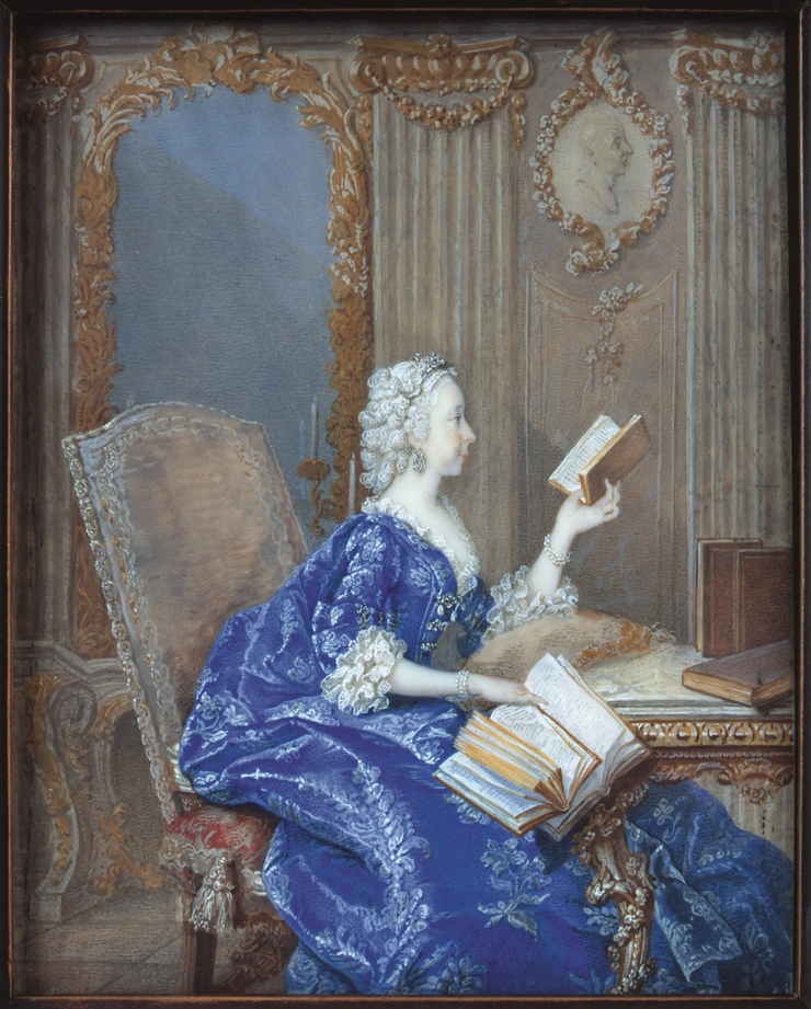 Herzogin Luise Dorothea von Sachsen-Gotha-Altenburg sitzend mit einem aufgeschlagenen Buch auf dem Tisch vor ihr und zwei offenen Büchern in der Hand