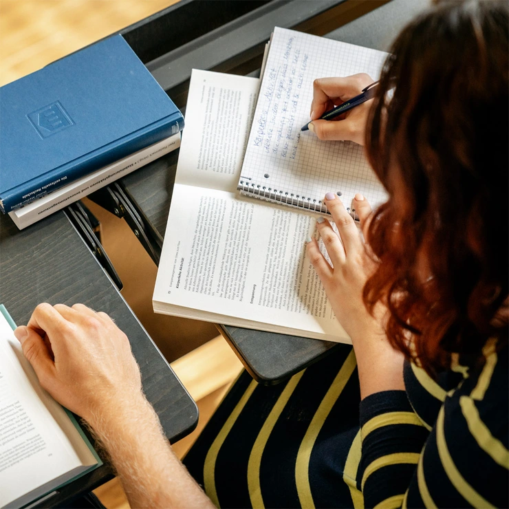 Studentin schreibt mit