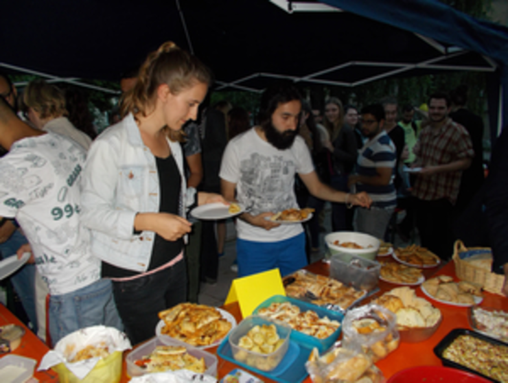 Eine Frau und ein Mann an einem Buffet