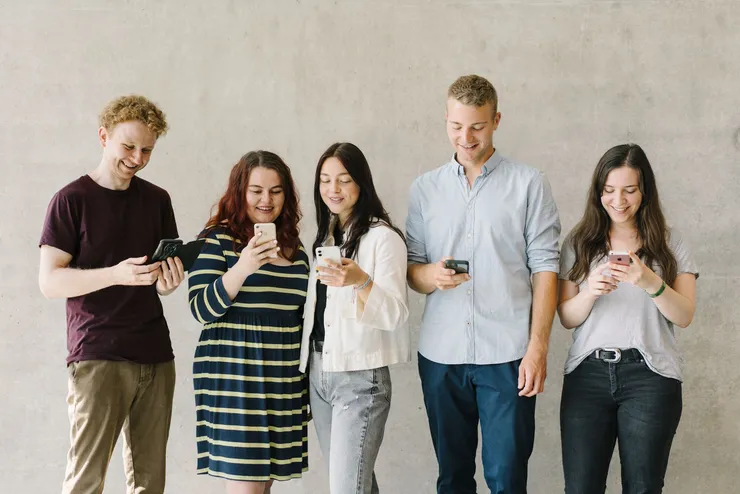 Gruppe von Studierenden mit Handy