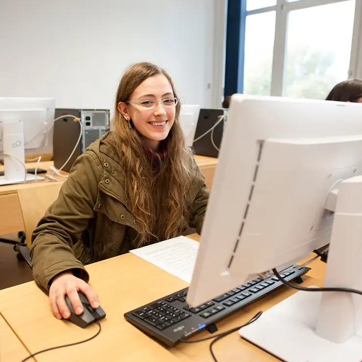 Eine Studentin sitzt an einem Rechner-Arbeitsplatz an der Universität Erfurt