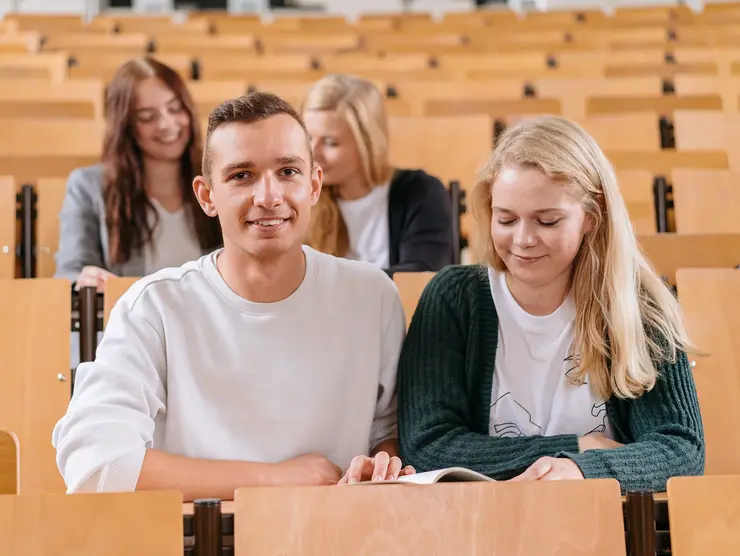 Student und Studentin im Hörsaal