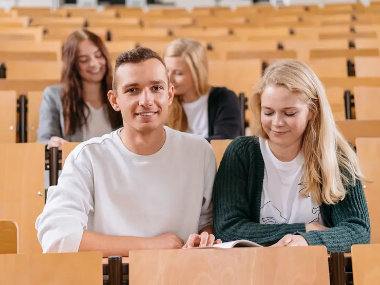 Student und Studentin im Hörsaal