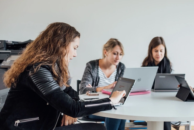 Studierende arbeiten mit Laptops, Universität Erfurt