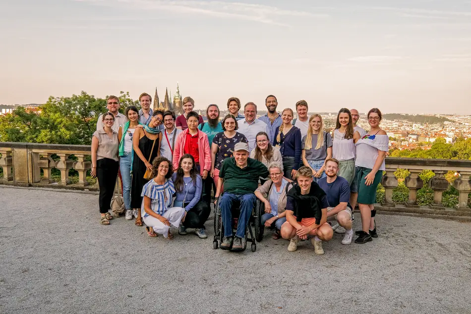 Gruppenfoto auf der Terrasse des Klosters Strahov mit Blick auf Prag