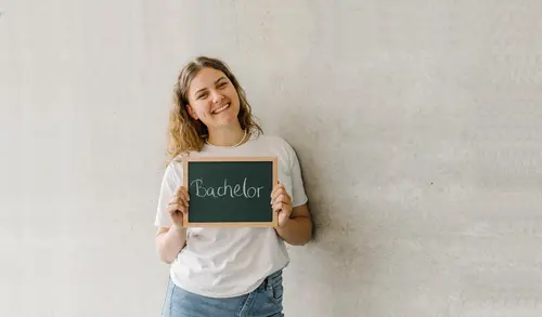 Studentin mit Tafel Bachelor Studentin mit Tafel Bachelor