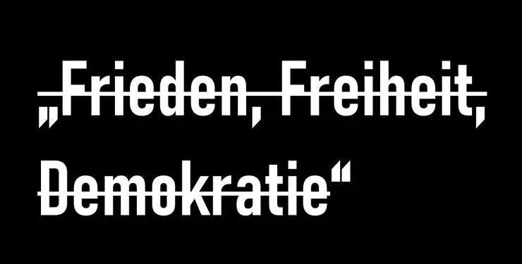 Durchgestrichene Worte Weiß auf Schwarz: Frieden, Freiheit, Demokratie