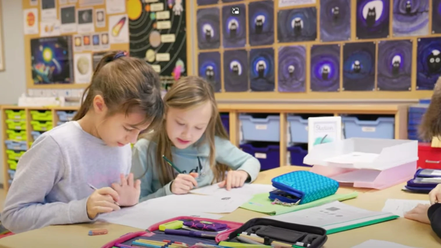 Schülerinnen in der Grundschule