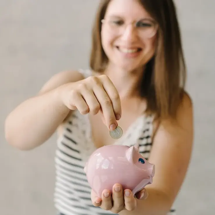 Studentin mit Sparschwein