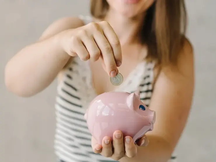 Studentin mit Sparschwein