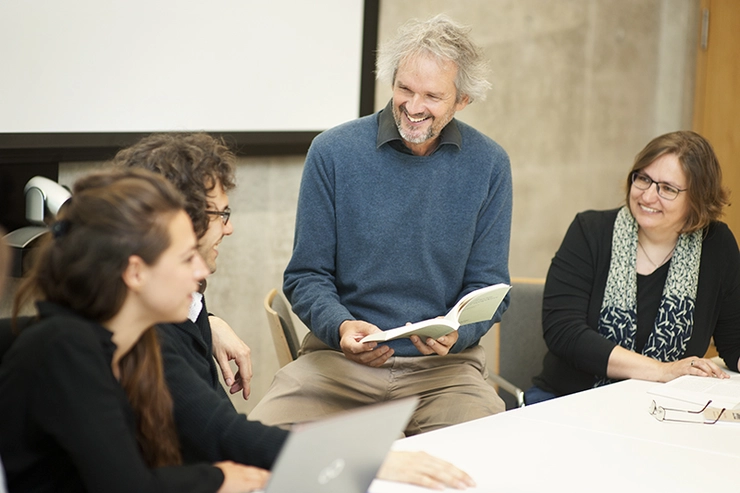 Mehrere Personen im Gespräch, Universität Erfurt