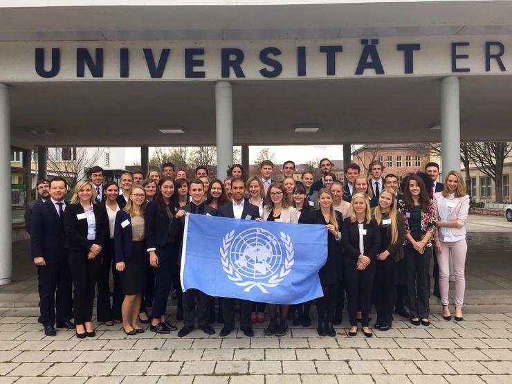 MUN vor dem Eingangsportal der Uni Erfurt