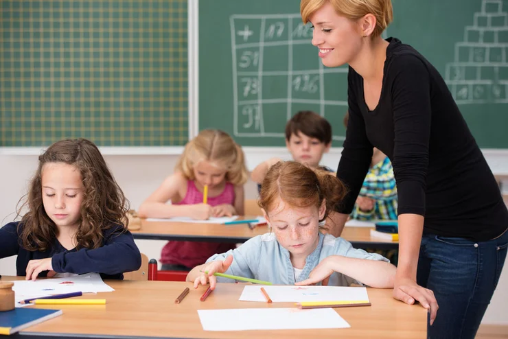 Lehrerin im Klassenzimmer