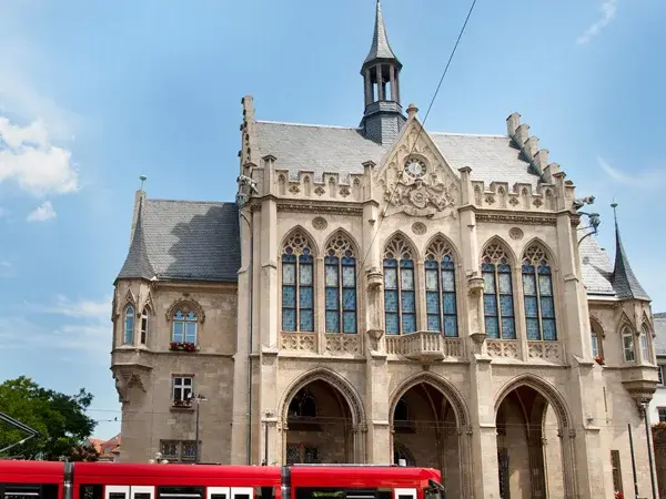 Eine Straßenbahn fährt vor dem Erfurter Rathaus über den Fischmarkt