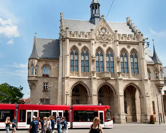 Eine Straßenbahn fährt vor dem Erfurter Rathaus über den Fischmarkt