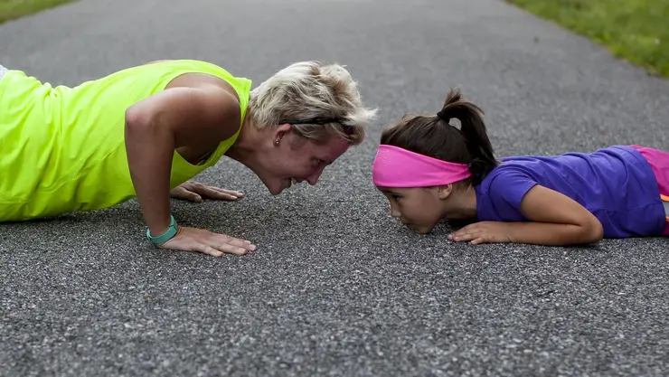 Mutter und Tochter beim Sport