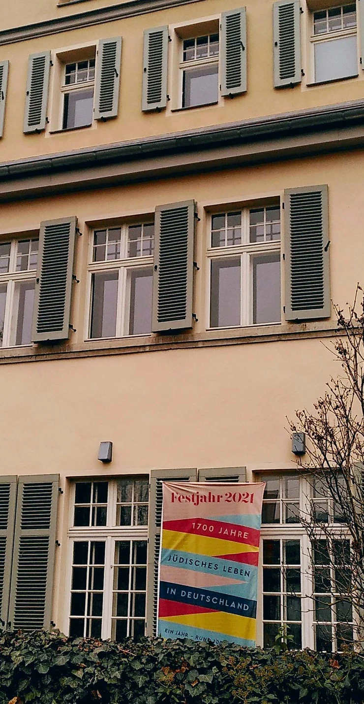 Flagge vor der Villa Martin