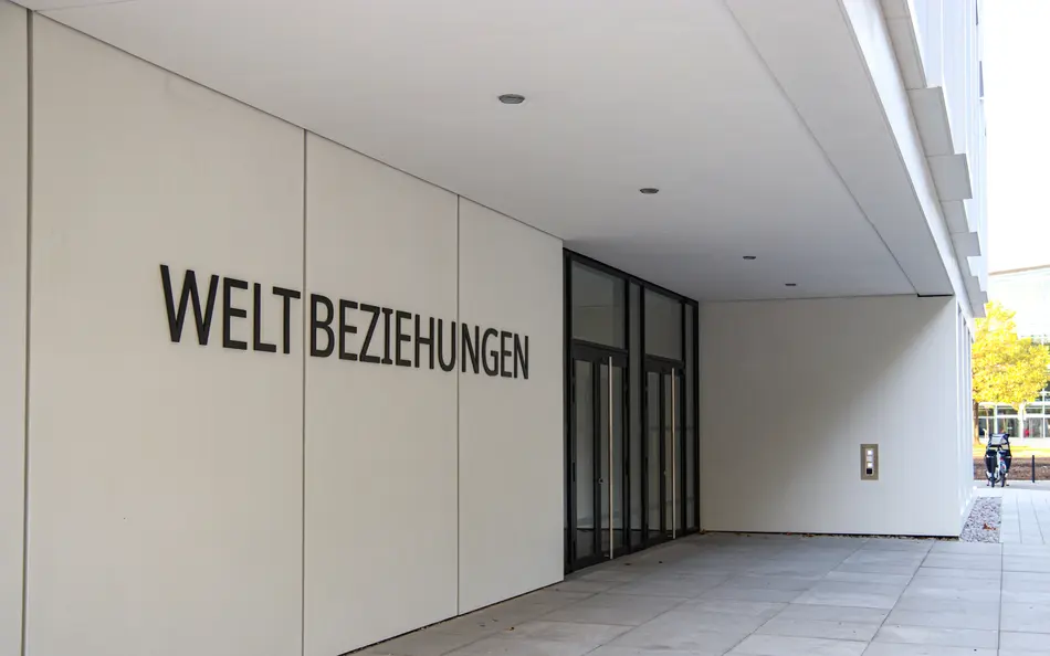 Eingang zum Forschungsbau "Weltbeziehungen"