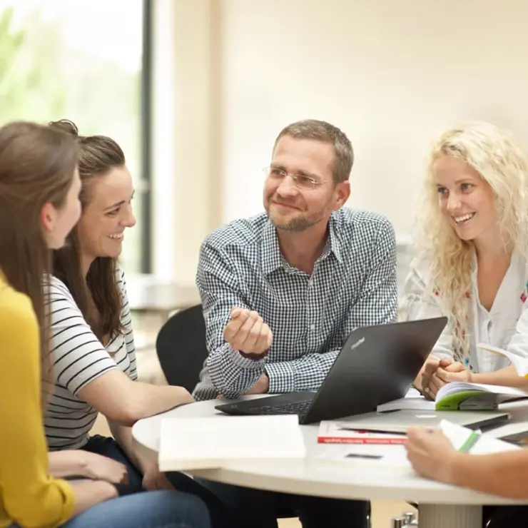 Studierende mit Dozent Kommunikationswissenschaft