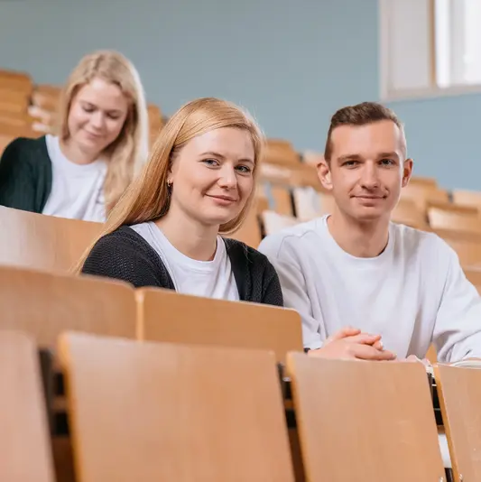 Studierende im Hörsaal Uni Erfurt