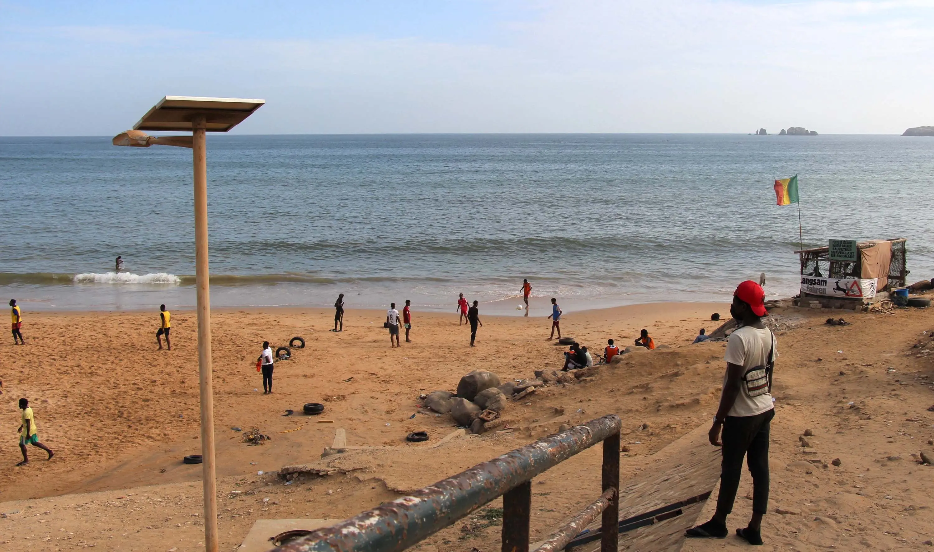 Jugendliche spielen Fußball am Strand von Dakar