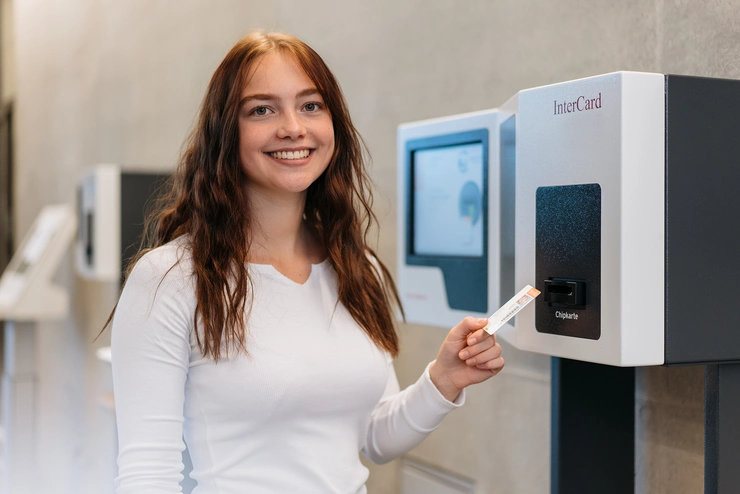 Studentin am Thoska-Automat