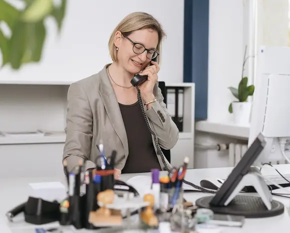 Die Gleichstellungsbeauftragte für ein Beratungsgespräch am Telefon