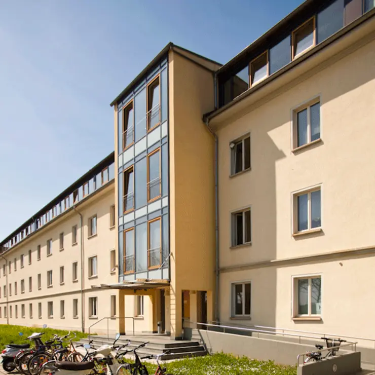 Eingang zum Lehrgebäude 4 auf dem Campus der Universität Erfurt