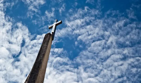 Kreuz vor blauem Himmel