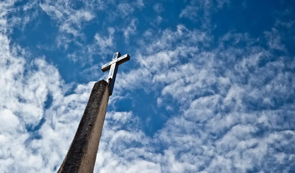 Kreuz vor blauem Himmel