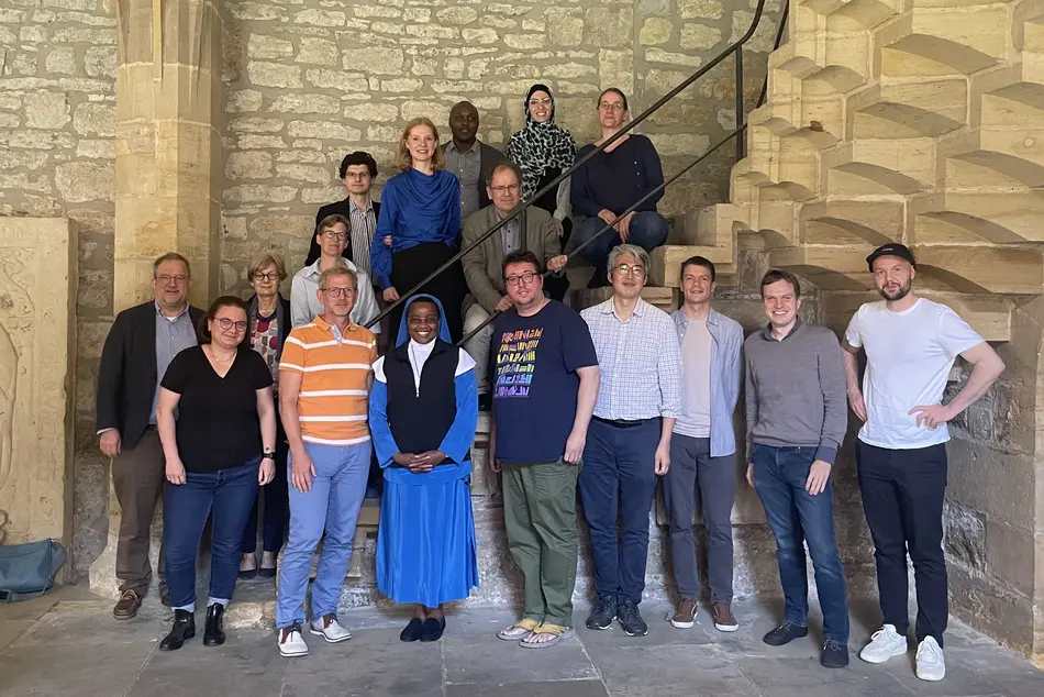 Gruppenfoto auf der Treppe im Kreuzgang