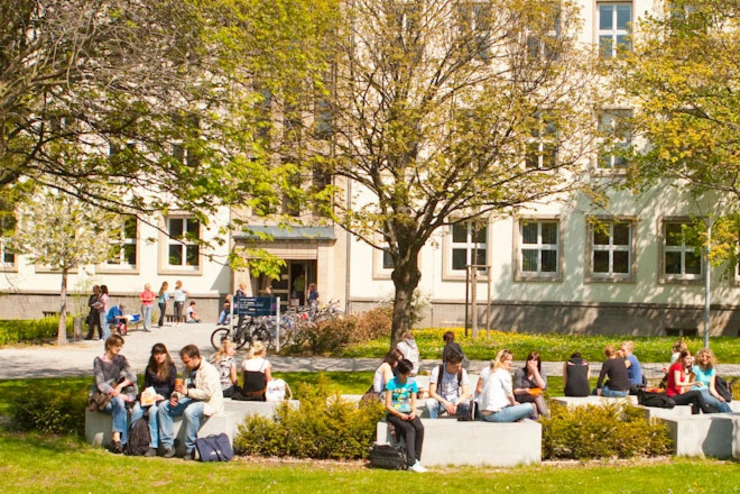 Studierende auf dem Campus